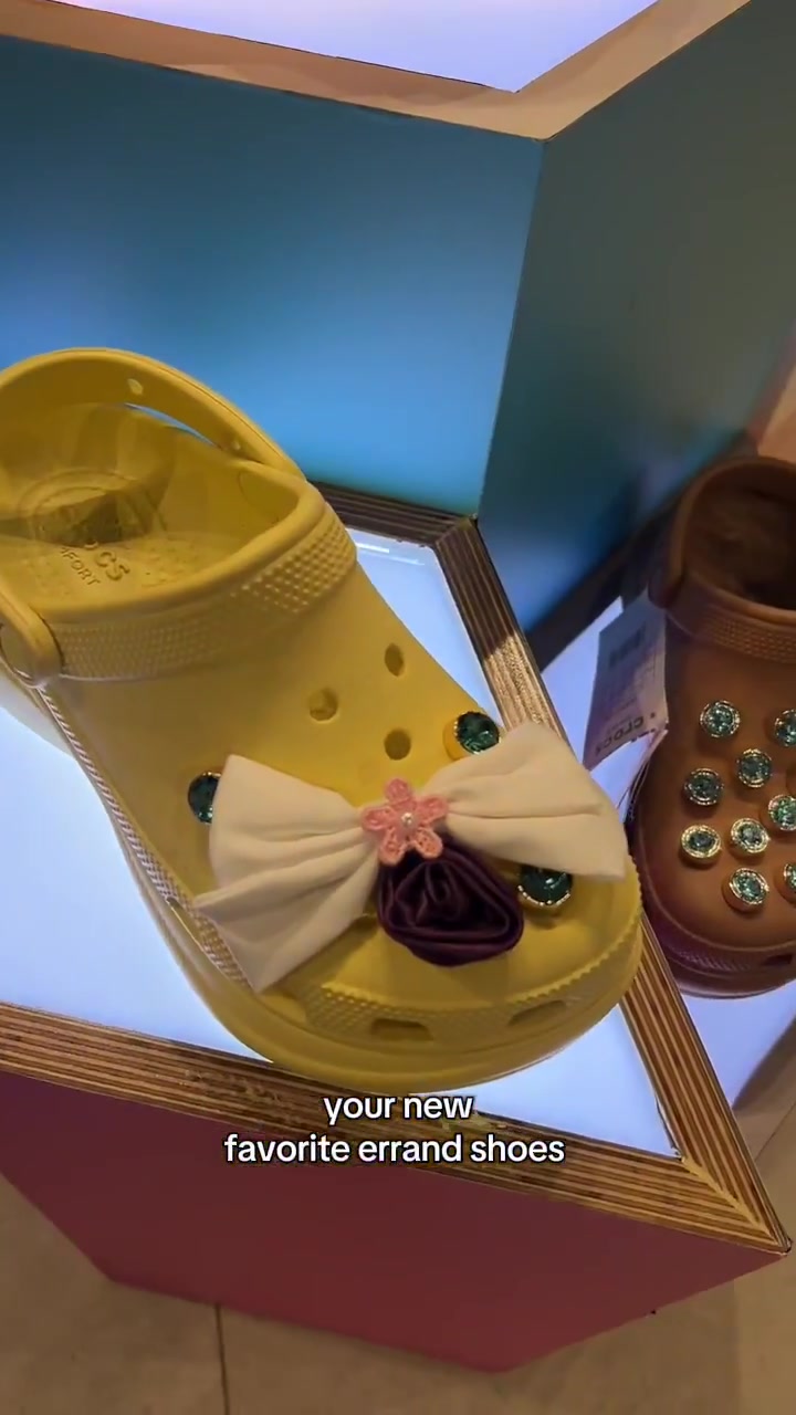 Serving looks in the grocery aisle #crocsph #crocs #crocsofficial