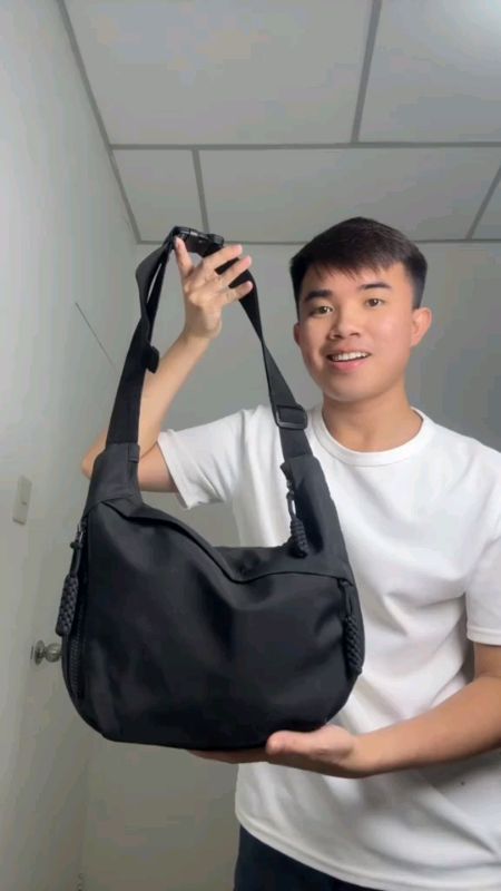 #FreeCoinsInShopeeVideo #MasMuraSaShopee #trending #viral #fyp #affordable #trend #quality #mumu #slingbag #bag #unisex #sale