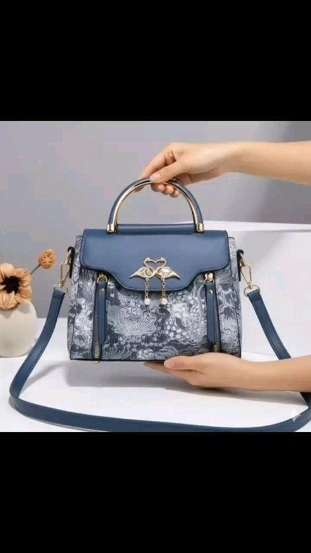 Women's Handbag Fashion Trend Solid Color Casual Shoulder Crossbody Bag for Ladies #HandbagTrends #SolidColor #CasualChic #ShoulderBag #CrossbodyLove