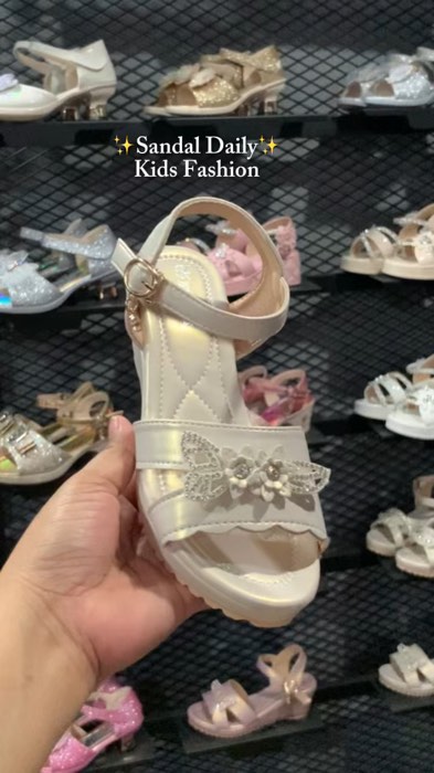 #elegantsandal #kidsfashion #shopeefinds #wedgesandal #aesthetic #color #pretty #princess #sandals #MasMuraSaShopee #FreeCoinsInShopeeVideo #trendy ✨