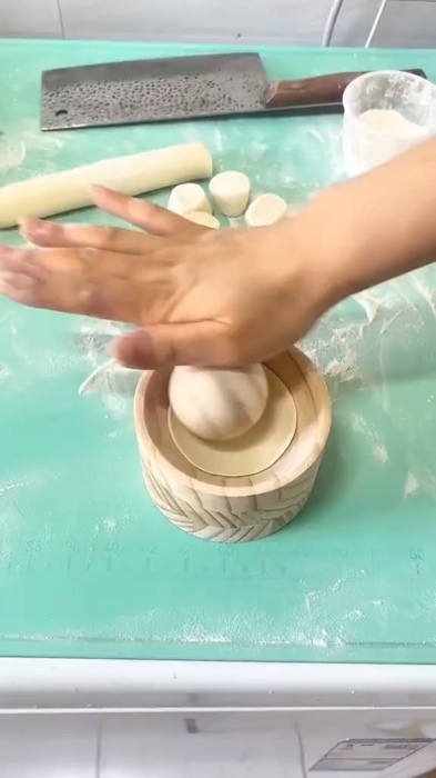 Hindi kana mahihirapan gumawa ng dumpling wrapper dahil dito🥟 #dumpling  #dumplingmolder #shopeefinds #kitchenfinds