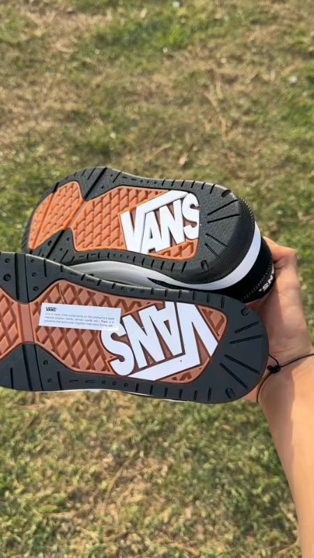 @VANS HYLANE BLACK AND WHITE Naks ito na na guys bagong style mas quality pa, , sulitttt😘#vans#fyp#streetwear #newshoes#trending #foryou #quality 😍