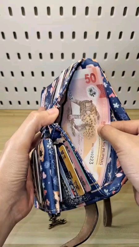 #bifoldwallet #womenswallet #women #ladies #wallet #FreeCoinsSaShopeeVideo #freeshipping #fastshipping #MasMuraSaShopee #fyp