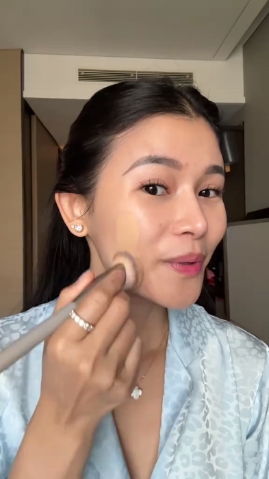￼[NEW]Glad2Glow Flawless Blurring SKINTINT High Coverage Lightweight Foundation Concealer Control Oil #skintint #foundation #makeup #MasMuraSaShopee