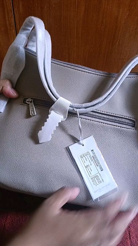 #davidjones #davidjonesbag #liviabag #HugotSaShopee #shopeefinds#ShopeePHPaydaySale#MasMuraSaShopee  #trending #viral #fyp #FreeCoinsInShopeeVideo