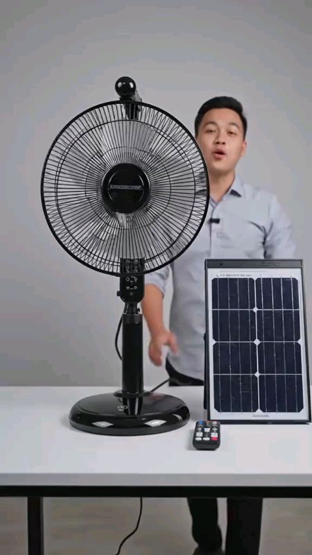Uy mga boss! 🌀 Hanap mo ba ng matibay at sulit na electric fan? Ito ang 18-Inch Solar Electric Fan! Rechargeable, may solar panel, waterproof pa (IP6