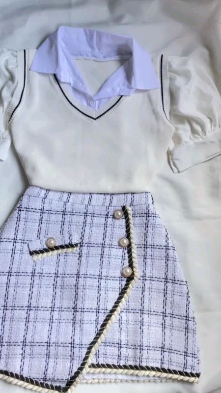 Vest + collared shirt combo. Smart chic, never trying too hard 🤭🥰😊😳☺️ #MasMuraSaShopee #buynow #cropped #sweater #vest #vneck #fitted