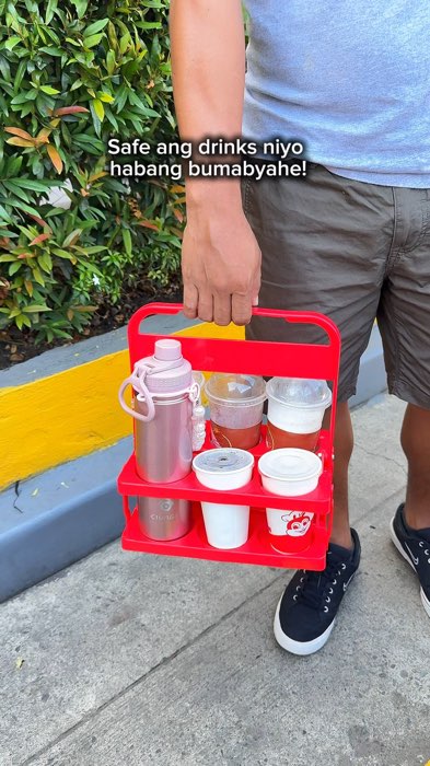 hindi na matatapon ang drinks habang nagbabyahe travelhacks #drinkholder #foldablecupholder #travelessentials #drinkscarrier #travelhacks #drinkholder