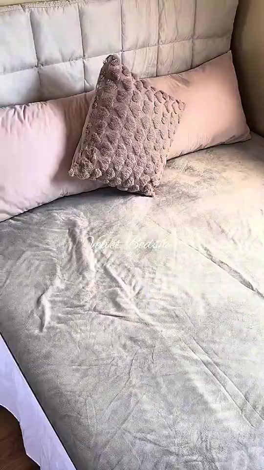 comfy and look expensive velvet bedsheet!!