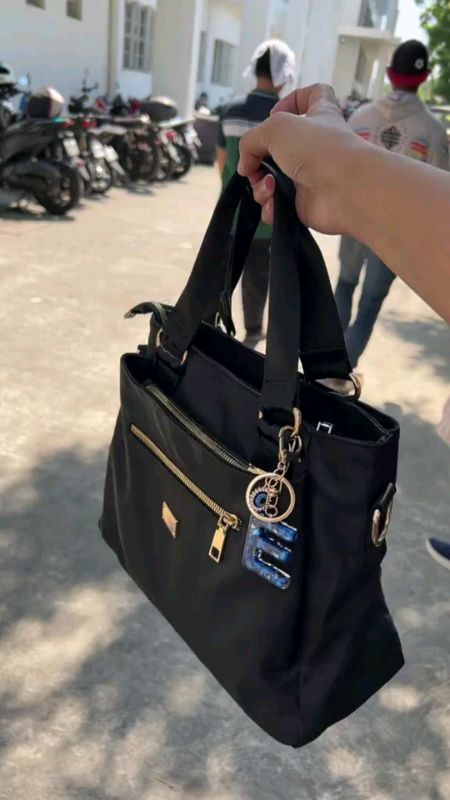Secure, spacious, and stylish. #HandbagLover #OOTD #DailyEssentials #BagSpill #BlackBagAesthetic #highlightsシ゚ #Fyppppppp #Followers #Viral #everyone