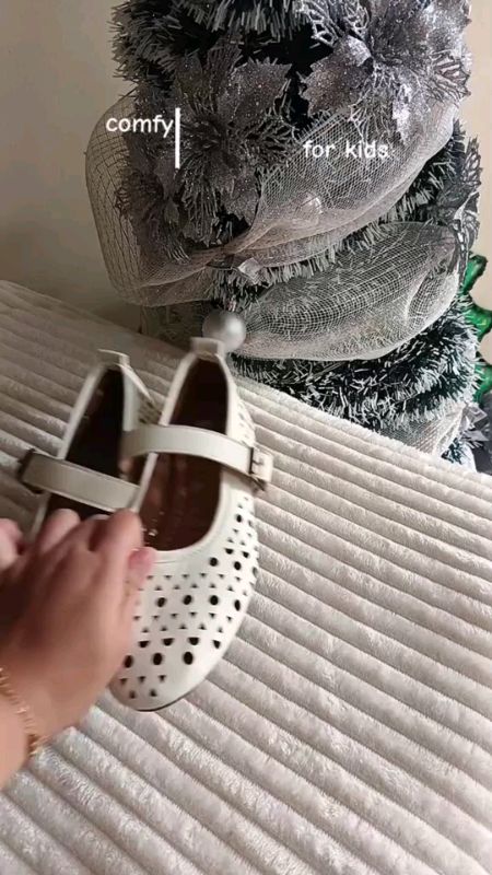 Girls Cute sandals hole design flat shoes #MasMuraSaShopee #ShopeePHPaydaySale #FreeCoinsInShopeeVideo #HugotSaShopee