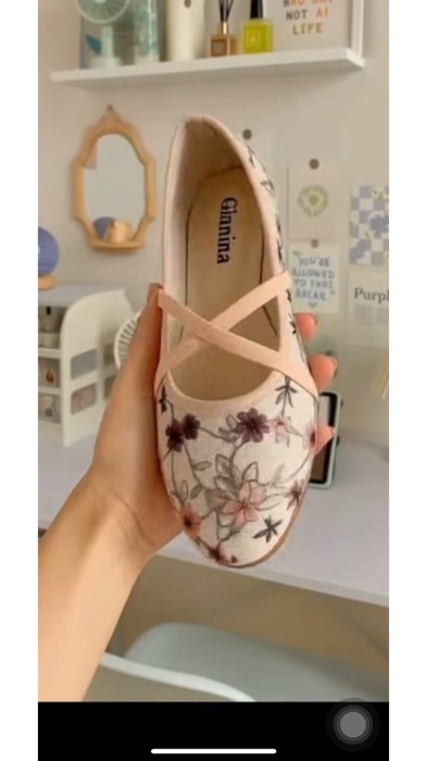Manifesting floral walks and sunny days with these beauties. ✨ Sobrang ganda ng details, feeling ko nasa fairy tale ako! 🌸🥿  #ootdph  #FloralFlats