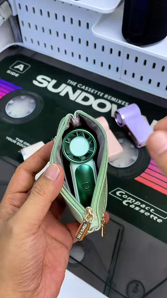 Parang keychain nalang sya sa bag😫 pero malakas ang hangin kaya mapepreskohan ka pa rin✨ #mini fan #cute mini fan #handy fan #key chain mini fan #por
