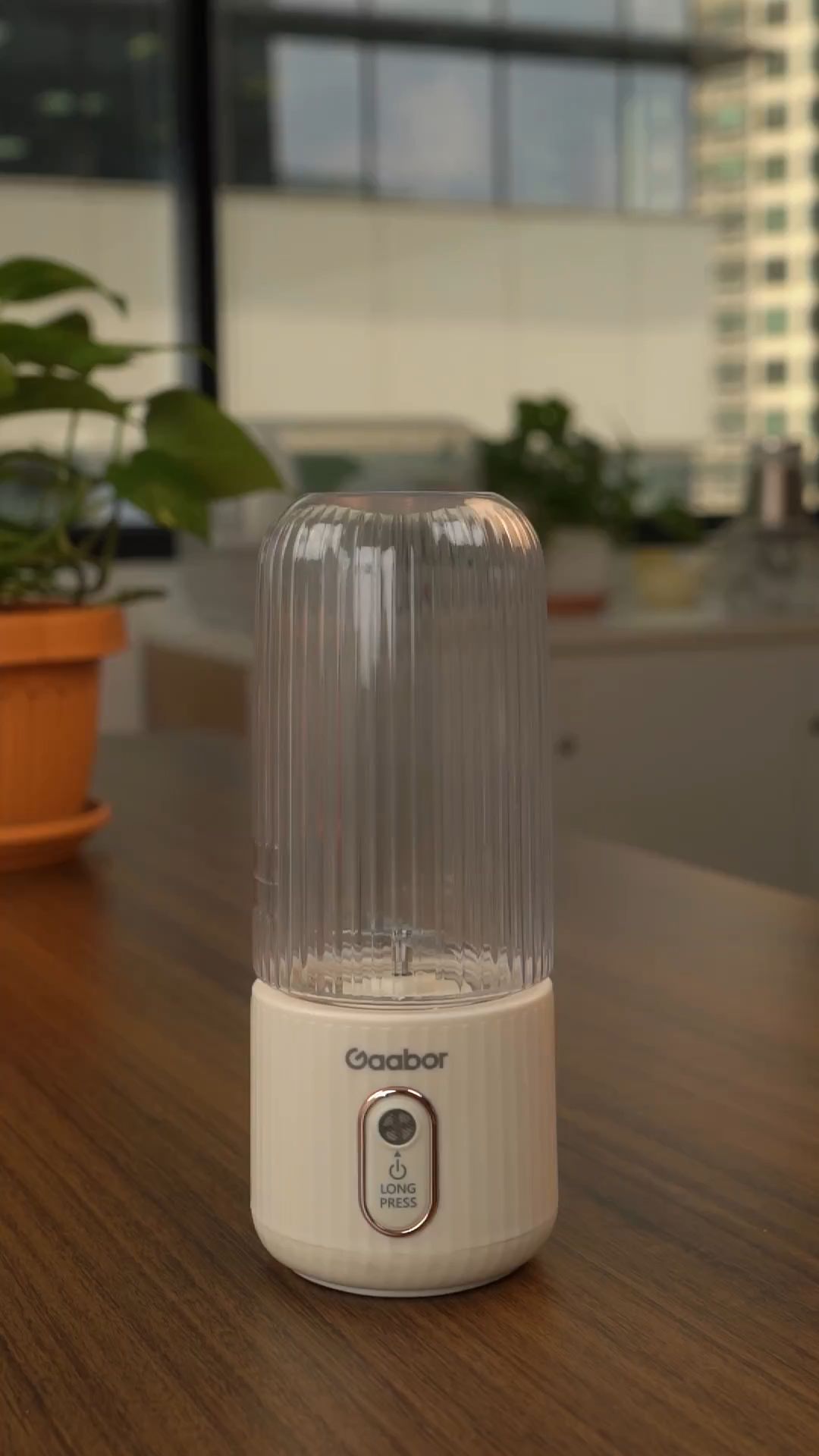 Blend fresh drinks anywhere! 🍹 Compact, rech...